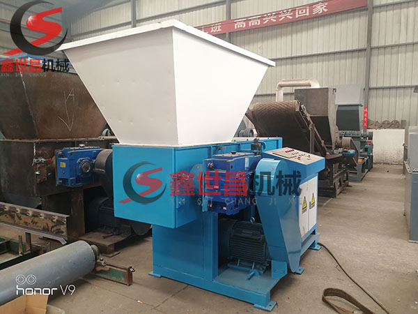 廢塑料撕碎機(jī)已完工，等待信陽客戶提貨