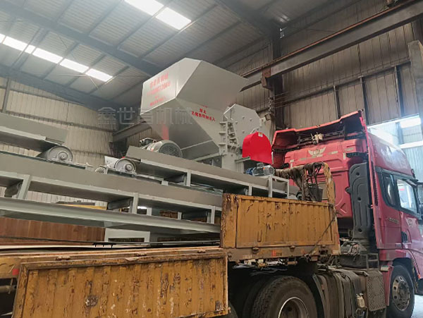 湖南衡陽1000型破碎機發(fā)貨現(xiàn)場